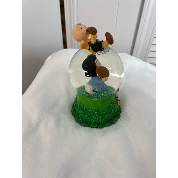 Peanuts Collection Westland Giftware "Aaugh!" 8204 musical snowglobe figurine - Picture 4 of 7